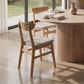 PACK 2 SILLAS DE COMEDOR EN ROBLE Y TELA BEIGE NAIARA