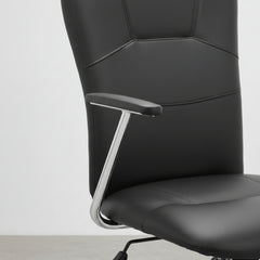 SILLA OFICINA EN PIEL SINTETICA CON REPOSABRAZOS FLOTANTES MAGALI