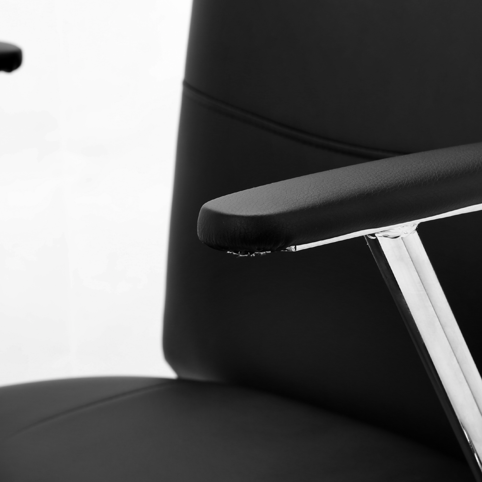 SILLA OFICINA EN PIEL SINTETICA CON REPOSABRAZOS FLOTANTES MAGALI